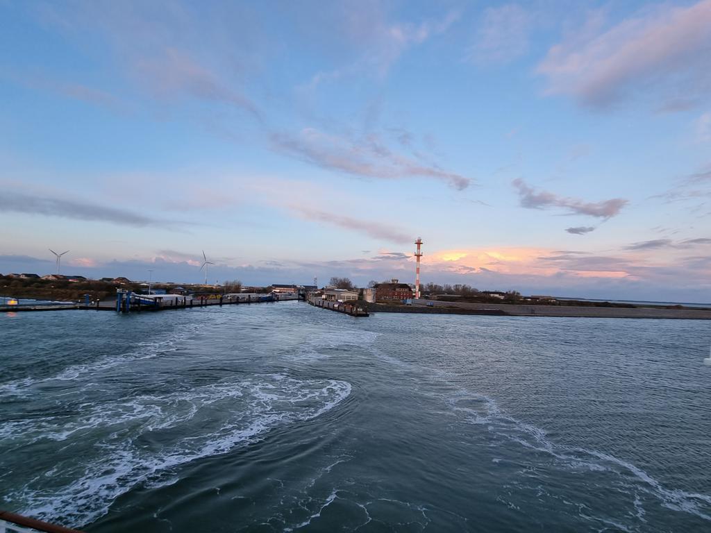 Borkum Ausfahrt Hafen mit Leuchtturm